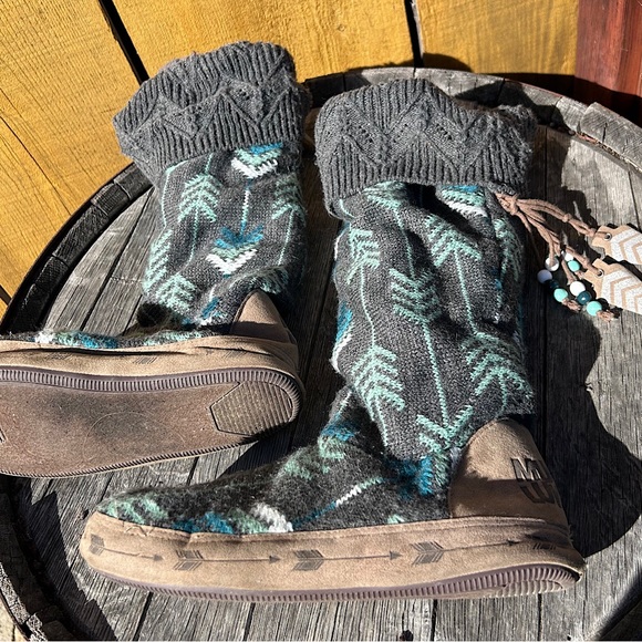 Sz M 7-8 Mukluk slipper booties. Well loved with very cool details. See photos - Picture 2 of 7
